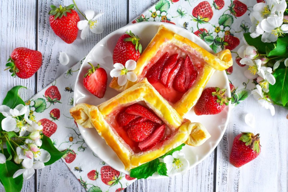 Слойка с клубникой