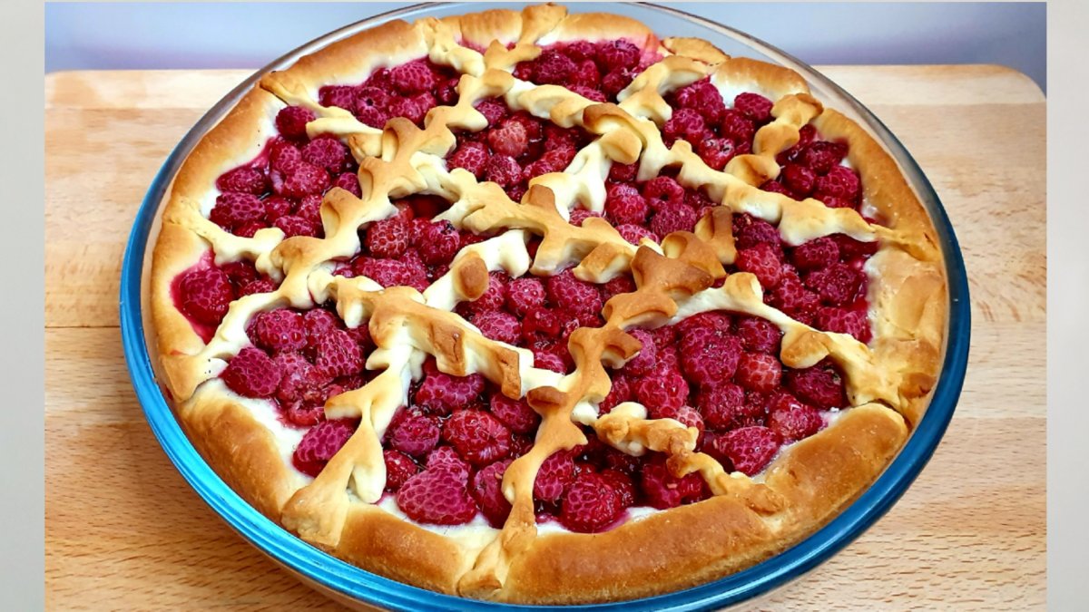 Открытый дрожжевой пирог с ягодами