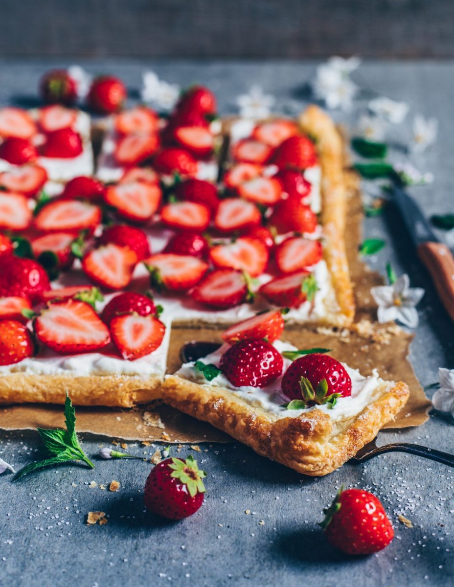 Пирожное «слоеное с клубникой».