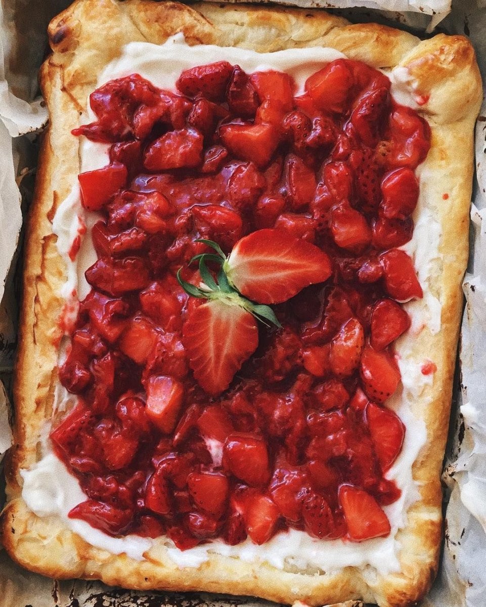 Слоеные пироги с клубникой