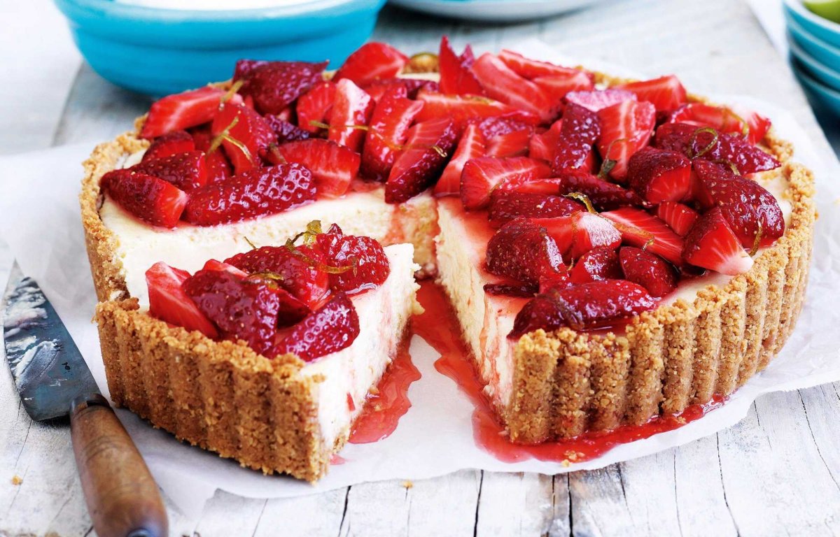 Песочный пирог с клубникой