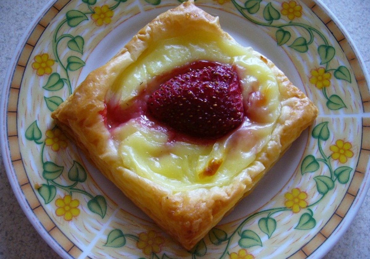 Слойки с творогом и клубникой