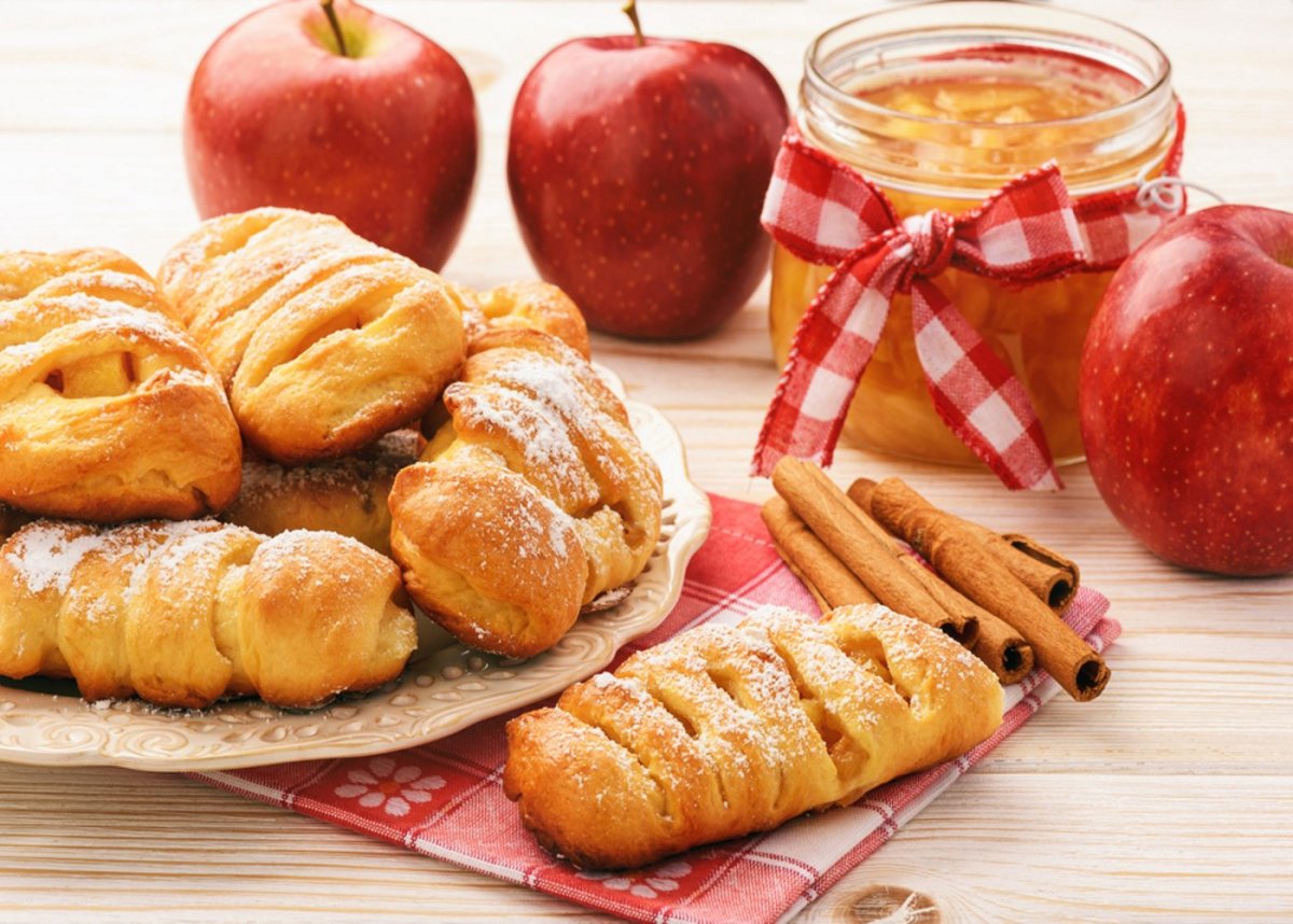 слоеные пирожки с яблоками фото