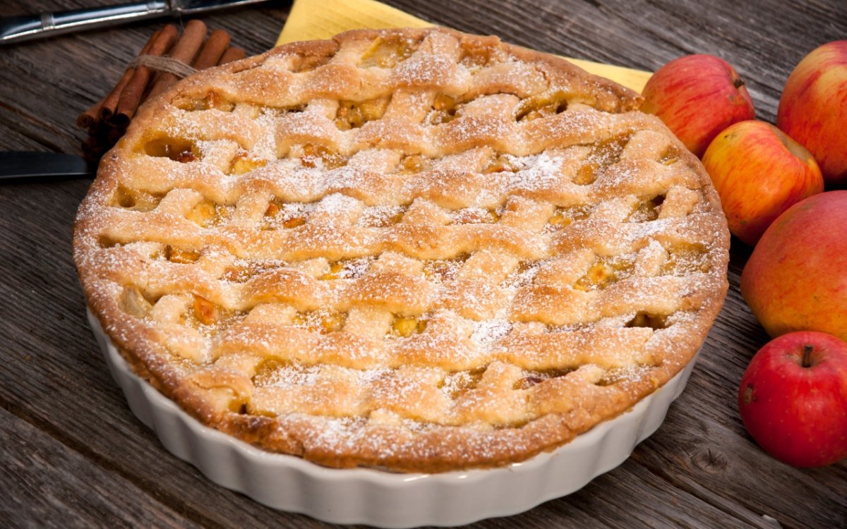 Пирог с яблочным джемом в духовке