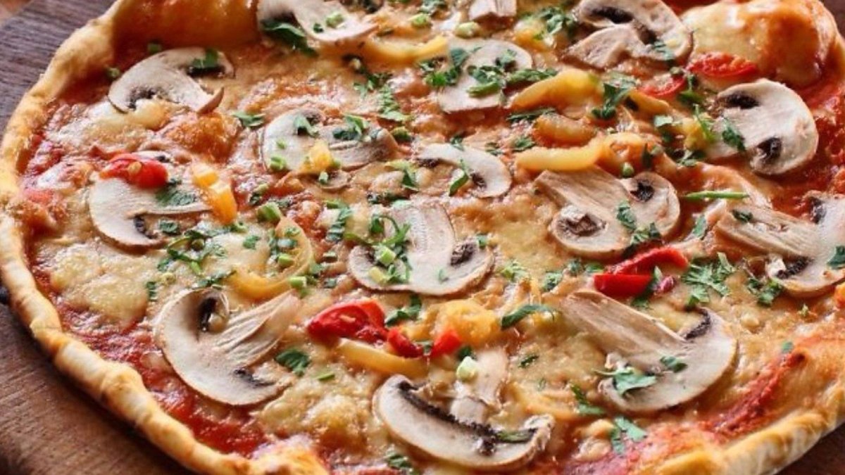 Пицца с маринованными грибами и колбасой