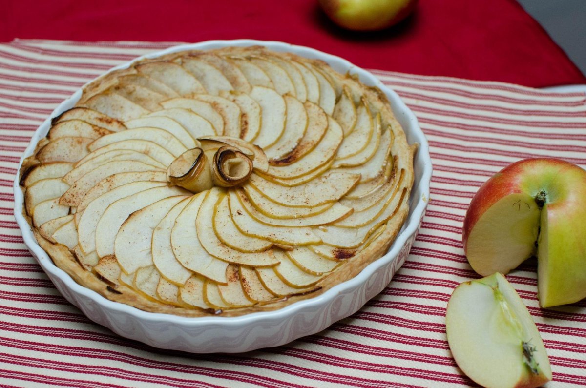 Песочный пирог с яблоками. Десерт яблочный с песочным тестом. Яблочный пирог с миндалем и корицей. Песчаные яблоки.