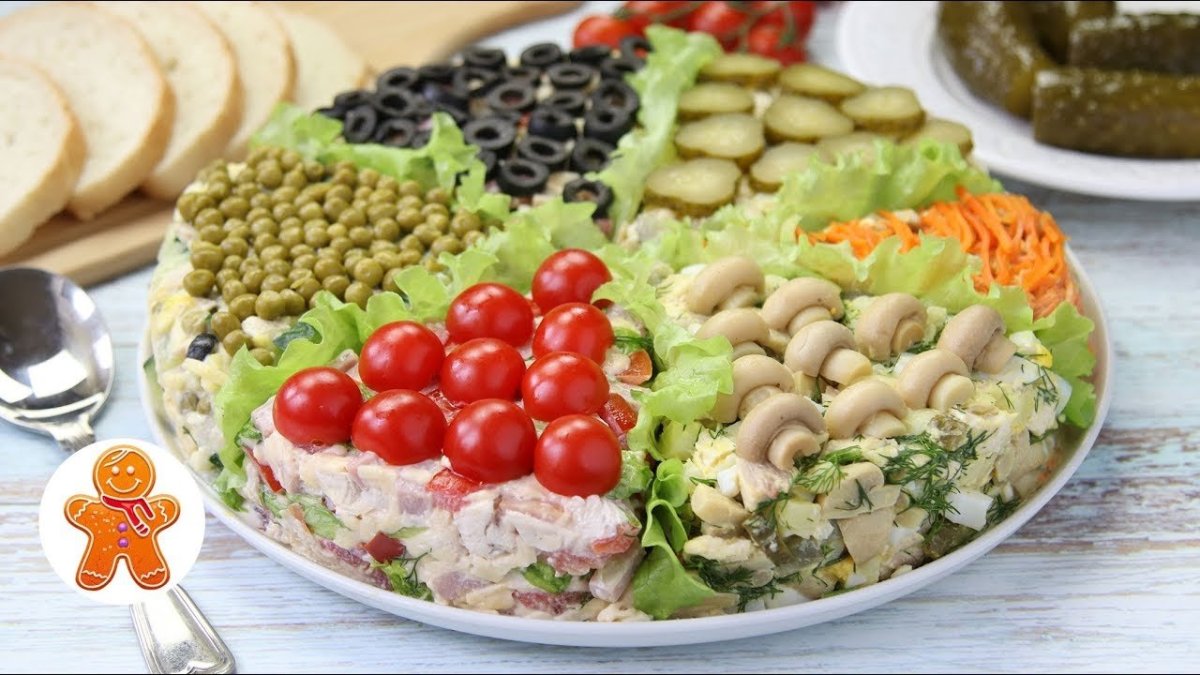 Сборный салат на тарелке