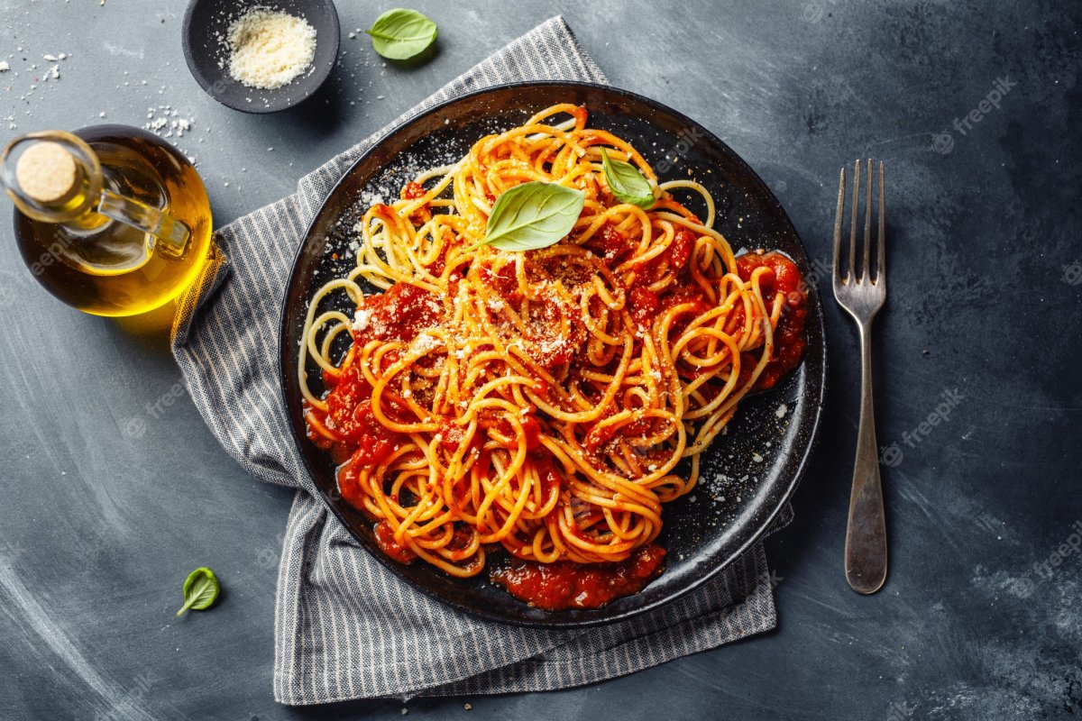 Спагетти на сковороде с помидорами