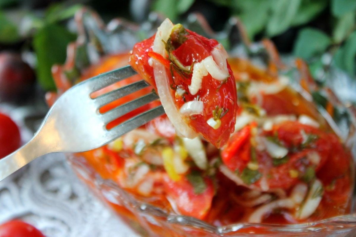 Салат с помидорами чили