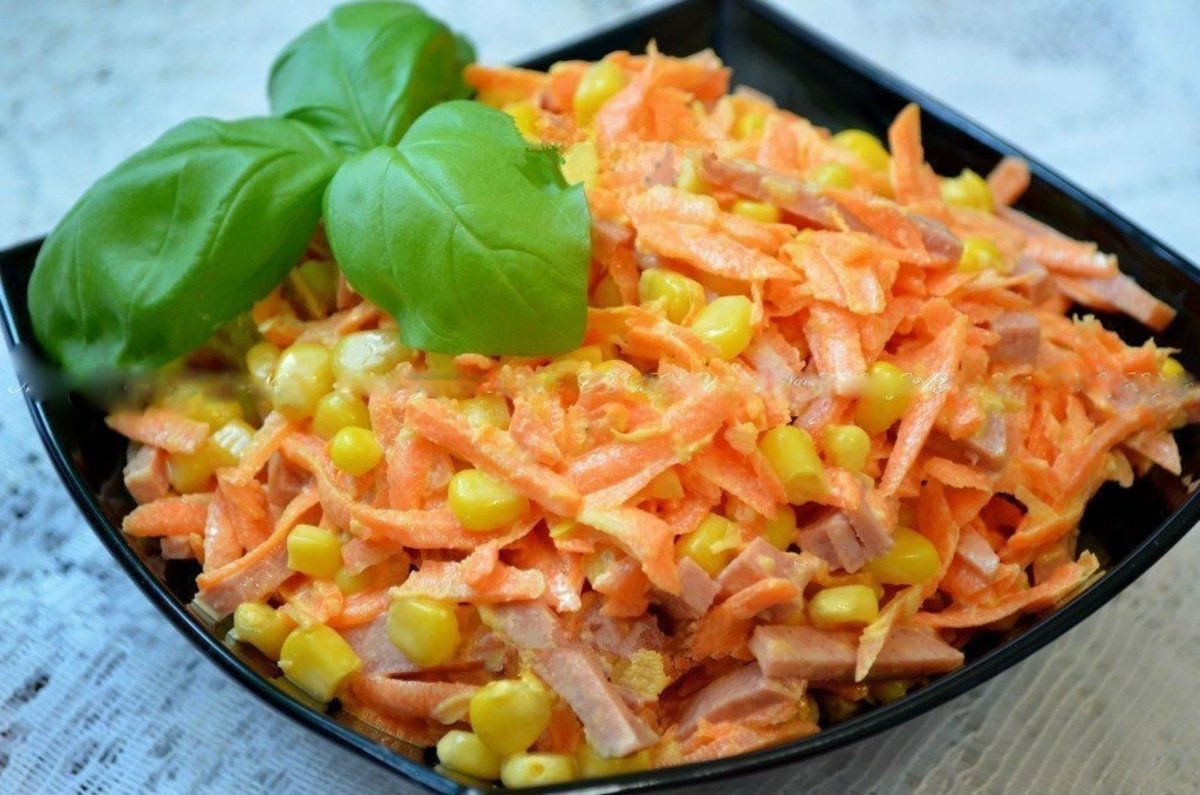 Салат с морковкой кукурузой и колбасой