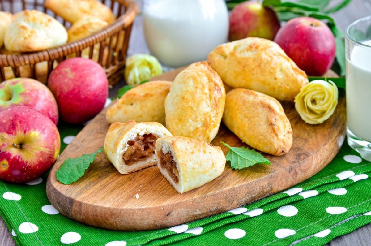 Пирожки на масле с яблоками