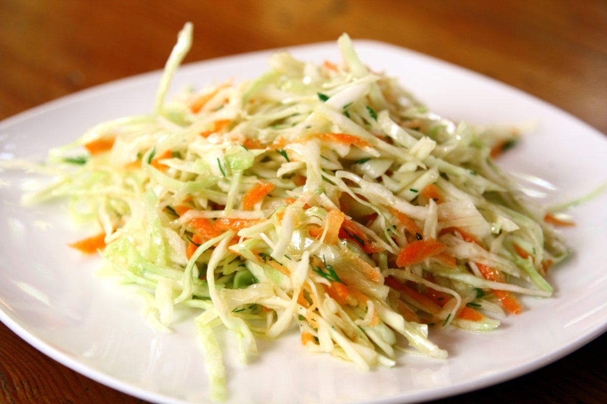 Салат витаминка из капусты и моркови